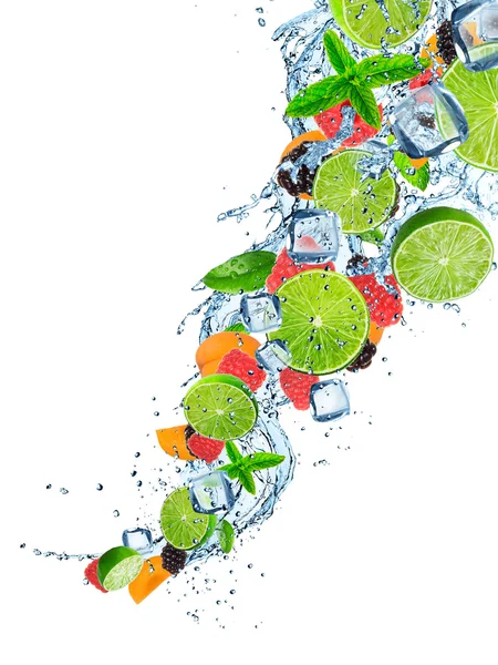 Frutta fresca in acqua spruzzata su bianco — Foto Stock