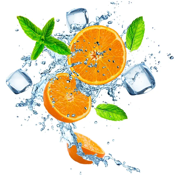 Frische Orangen im Wasser spritzen über weiße — Stockfoto