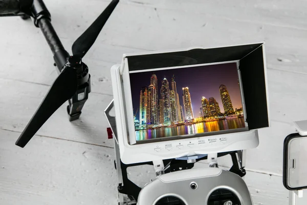 Drone légifényképezés koncepció - ellenőrzés rádióadó monitorral. — Stock Fotó