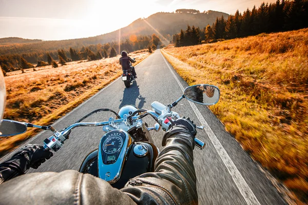 La vista sobre el manillar de la moto — Foto de Stock