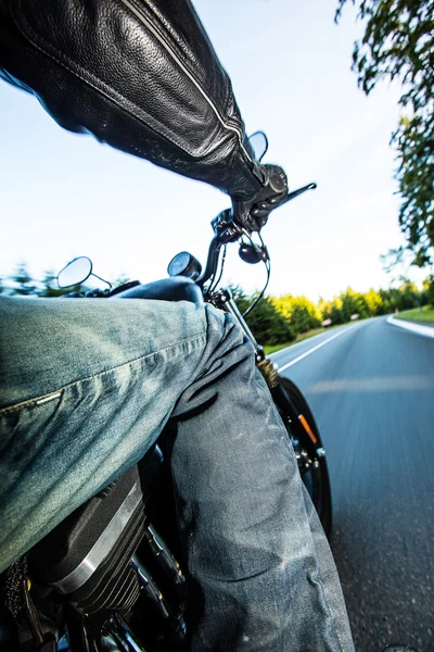 La vista sobre el manillar de la moto —  Fotos de Stock