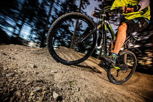 Ciclista montando uma bicicleta de montanha. — Fotografia de Stock