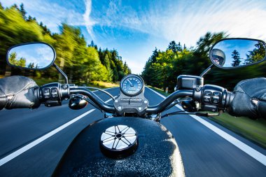 Motosiklet gidonun üzerinde görünümü