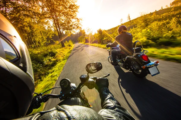 A vista sobre o guidão da motocicleta — Fotografia de Stock