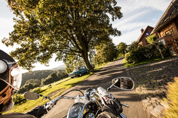 A vista sobre o guidão da motocicleta — Fotografia de Stock