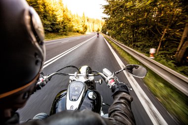 Motosiklet gidonun üzerinde görünümü
