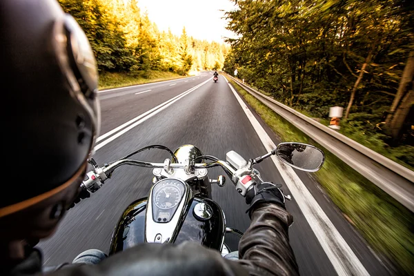 La vista sobre el manillar de la moto —  Fotos de Stock
