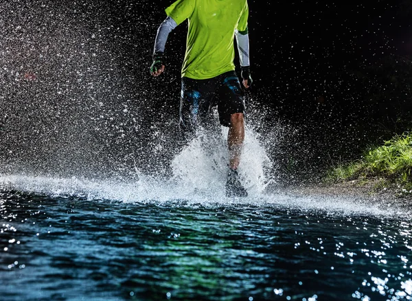 Single runner running, making splash in a stream. — Stock Photo, Image