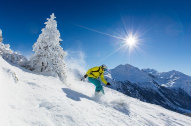 Yüksek dağlarda kayak yapan kayakçı.