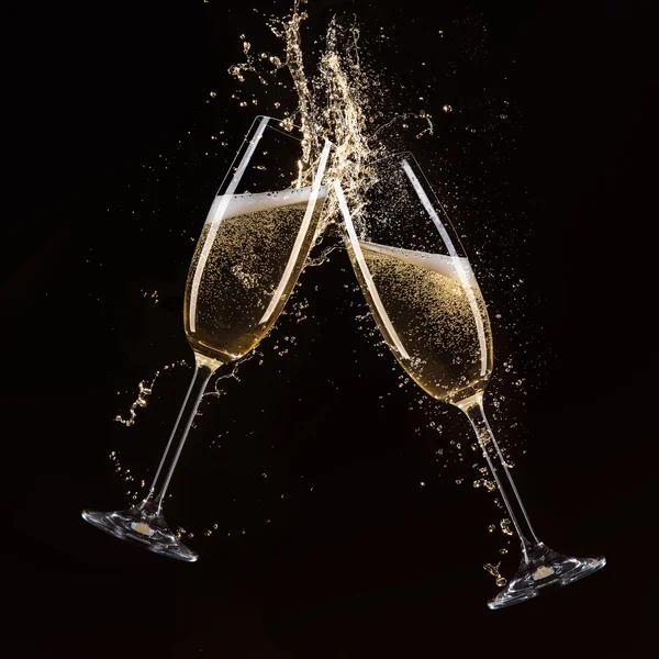 Glasses of champagne with splash. — Stock Photo, Image