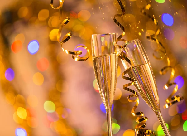 Copos de champanhe com bokeh ouro borrado . — Fotografia de Stock