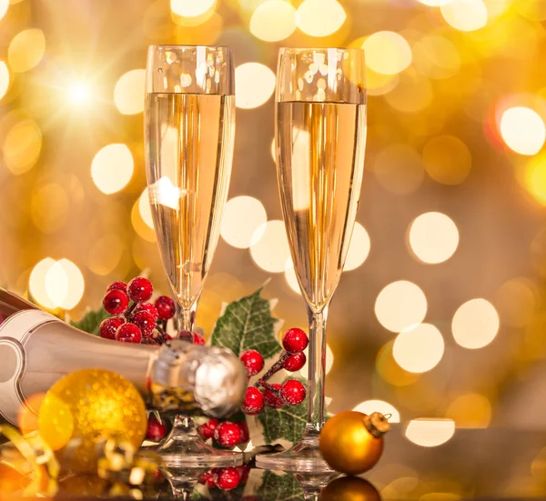 Gläser Champagner mit verschwommenem Gold-Bokeh. — Stockfoto