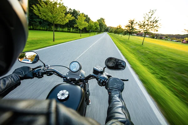 Perto de uma motocicleta — Fotografia de Stock