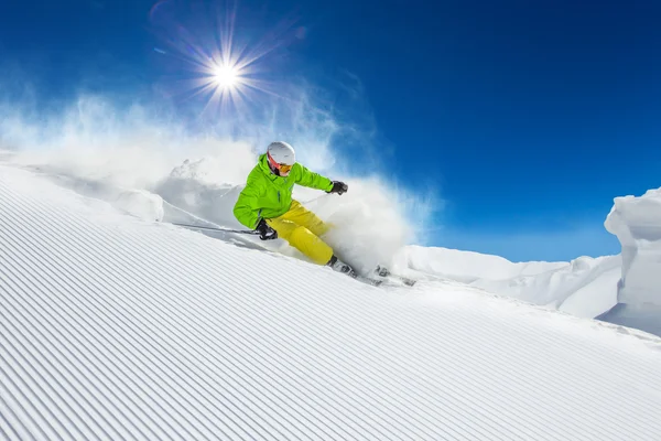 Skifahrer beim Skifahren im Hochgebirge — Stockfoto