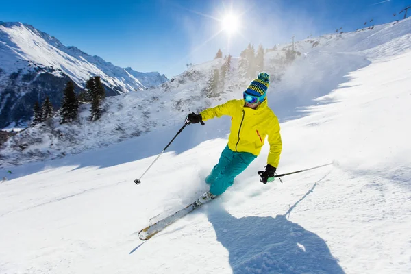 Sciatori che sciano in discesa in alta montagna — Foto Stock