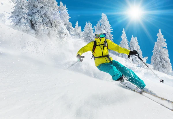 Skiër afdaling in hoge bergen — Stockfoto