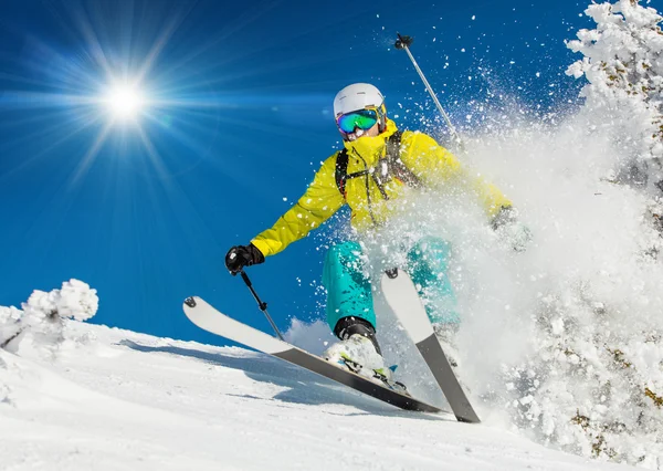 Skiër afdaling in hoge bergen — Stockfoto