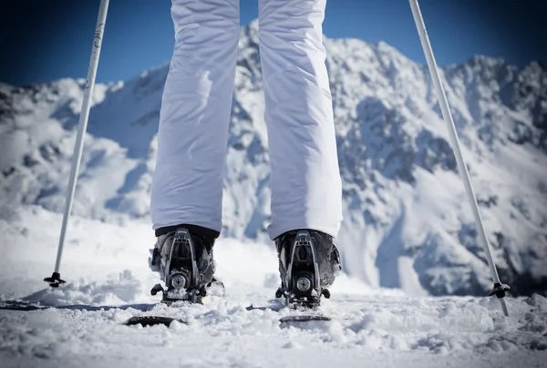 Een vrouwelijke skiër op de PISTEMAKERS. — Stockfoto