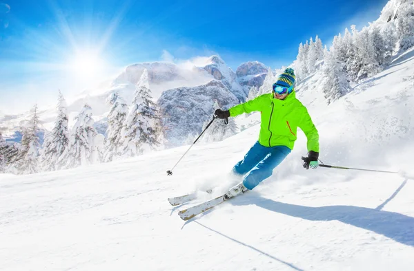 Skiër afdaling in hoge bergen — Stockfoto