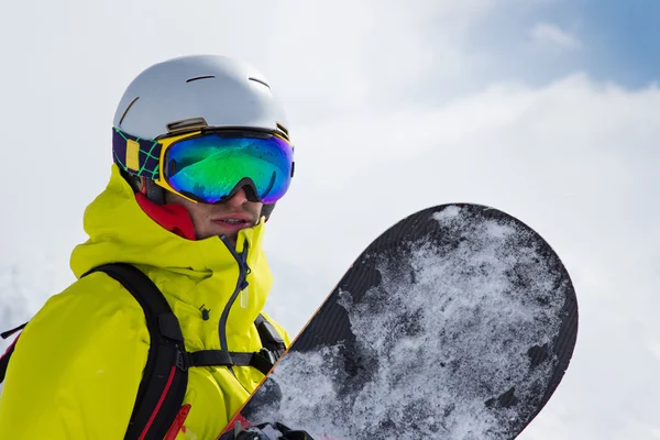 Snowboarder in hoge bergen. — Stockfoto