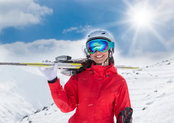 여성 스키어는 피스트에. — 스톡 사진