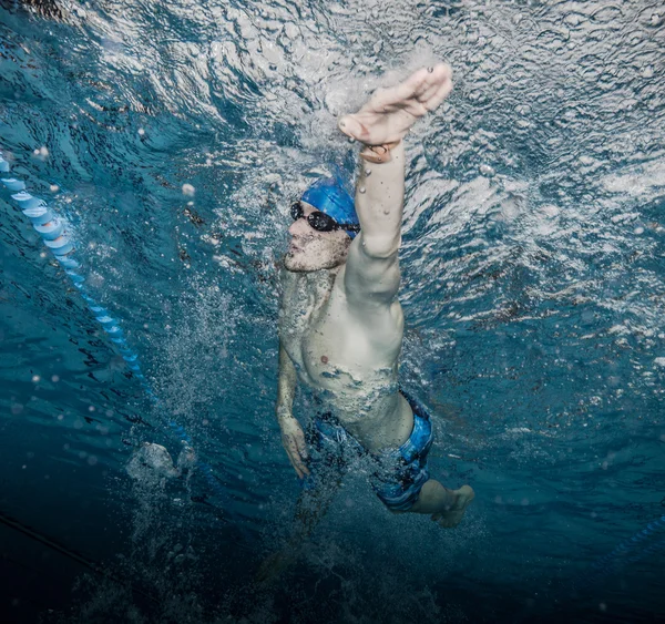 Male swimmer at the swimming pool. — Stock Photo, Image