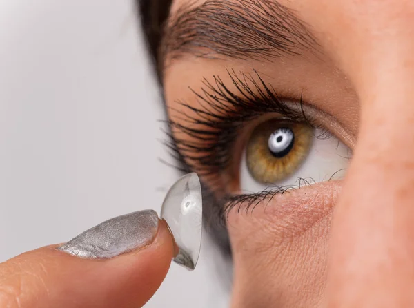 Young woman putting contact lens. — Stock Photo, Image