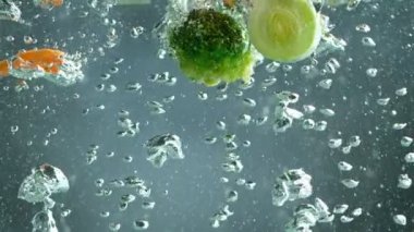 Kaynamış suda taze sebzeler, yavaş çekim..