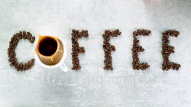 Su sıçramış kahve yazıtları, süper yavaş çekimde..