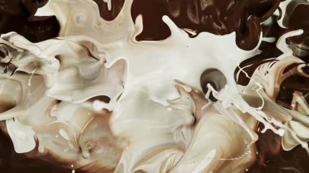 Σούπερ αργή κίνηση της ζεστής σοκολάτας ανάμειξη με χύτευση γάλακτος. — Αρχείο Βίντεο