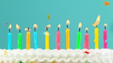 Pastel Mavi Arkaplanda Yanan Renkli Mumlarla Doğumgünü Pastası. Süper Yavaş Hareket.