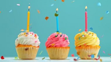 Pastel Blue Arkaplanda Yanan Renkli Mumlarla Doğumgünü Keki. Süper Yavaş Hareket.