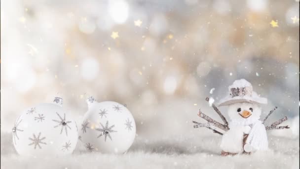 Christmas Still Life com luzes desfocadas no fundo e flocos de neve caindo. Movimento super lento. — Vídeo de Stock