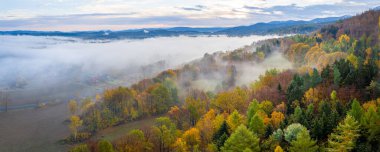 Sonbaharda sabah sisi ve gün doğumunun güzel hava manzarası