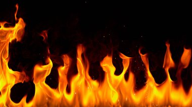Siyah arkaplanda kıvılcımlar olan ateş alevleri