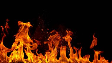 Siyah arkaplanda kıvılcımlar olan ateş alevleri