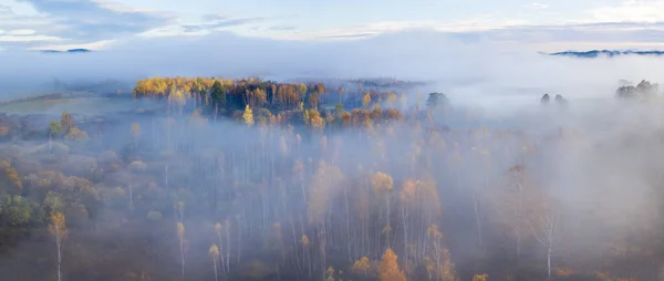 Hermosa vista aérea de la niebla de la mañana y el amanecer en otoño —  Fotos de Stock