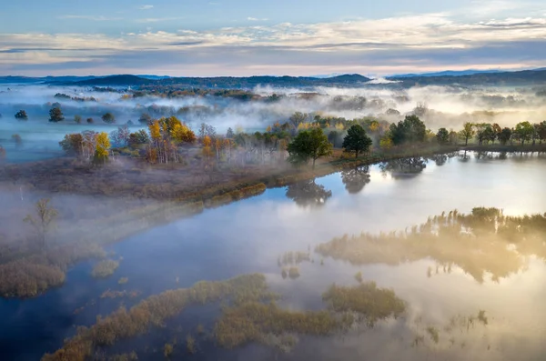 Prachtig uitzicht vanuit de lucht op ochtendmist en zonsopgang in de herfst — Stockfoto