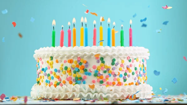 Velas de cumpleaños sobre fondo azul pastel —  Fotos de Stock