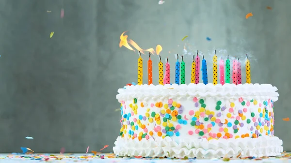 Candele di compleanno su sfondo grigio — Foto Stock