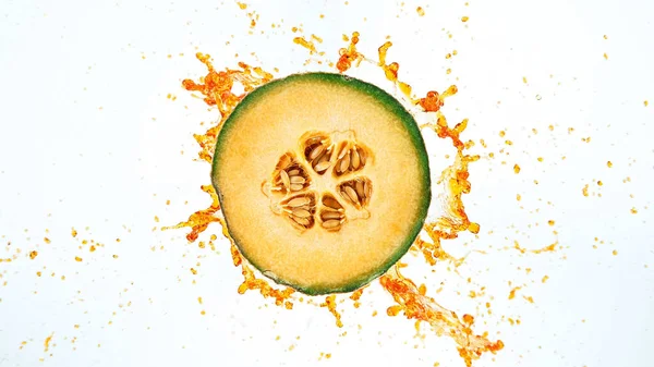 Movimento di congelamento del melone fresco con succo di spruzzo — Foto Stock