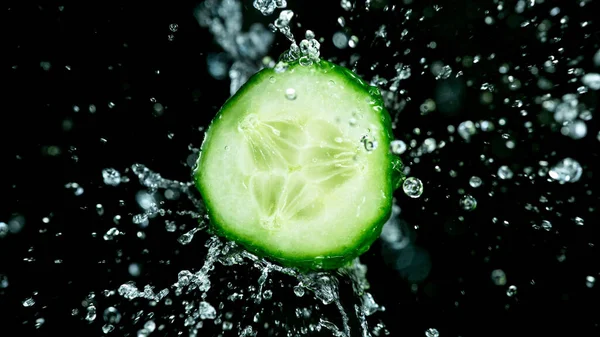 Congelar el movimiento del pepino volador en el aire con salpicaduras de agua —  Fotos de Stock