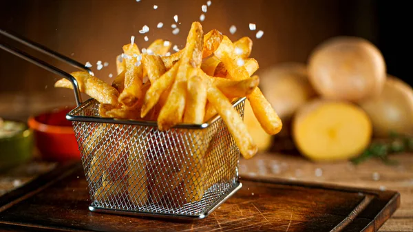 Las papas fritas se cierran con condimentos — Foto de Stock