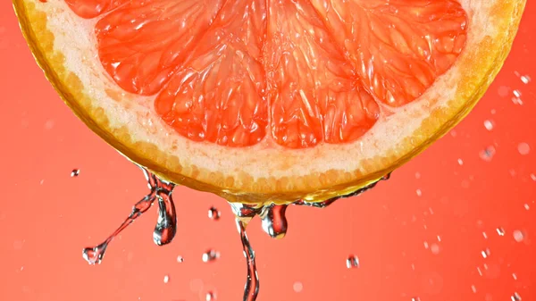 Färsk grapefruktskiva med vattenstänk — Stockfoto