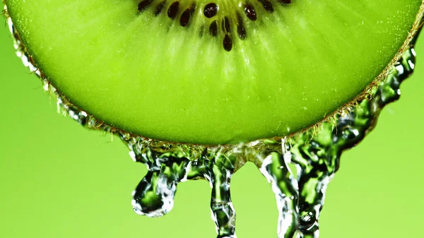 Fatia Kiwi fresca com respingo de água — Fotografia de Stock