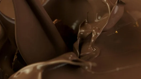 Gieten van heerlijke pure chocolade — Stockfoto