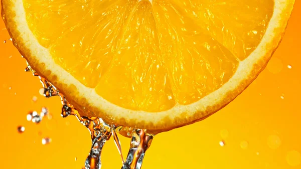 Frische Orangenscheibe mit Spritzsaft — Stockfoto