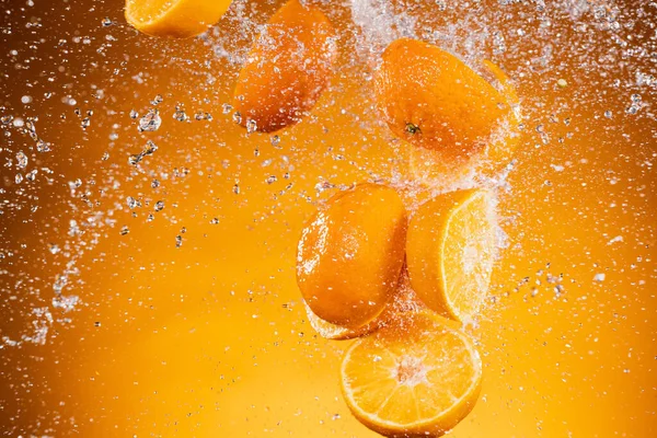 フレッシュオレンジスライスとスプラッシングジュース — ストック写真