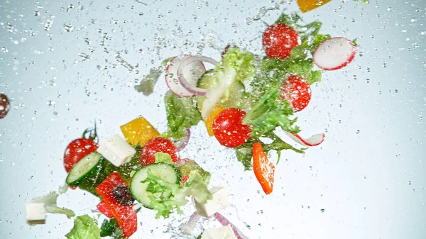 Salada vegetal voadora isolada sobre fundo cinzento. — Fotografia de Stock