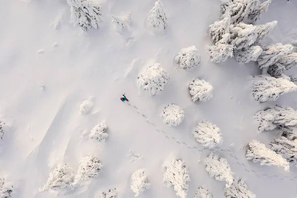Slunečné zimní krajina s mužem na sněžnicích v horách — Stock fotografie